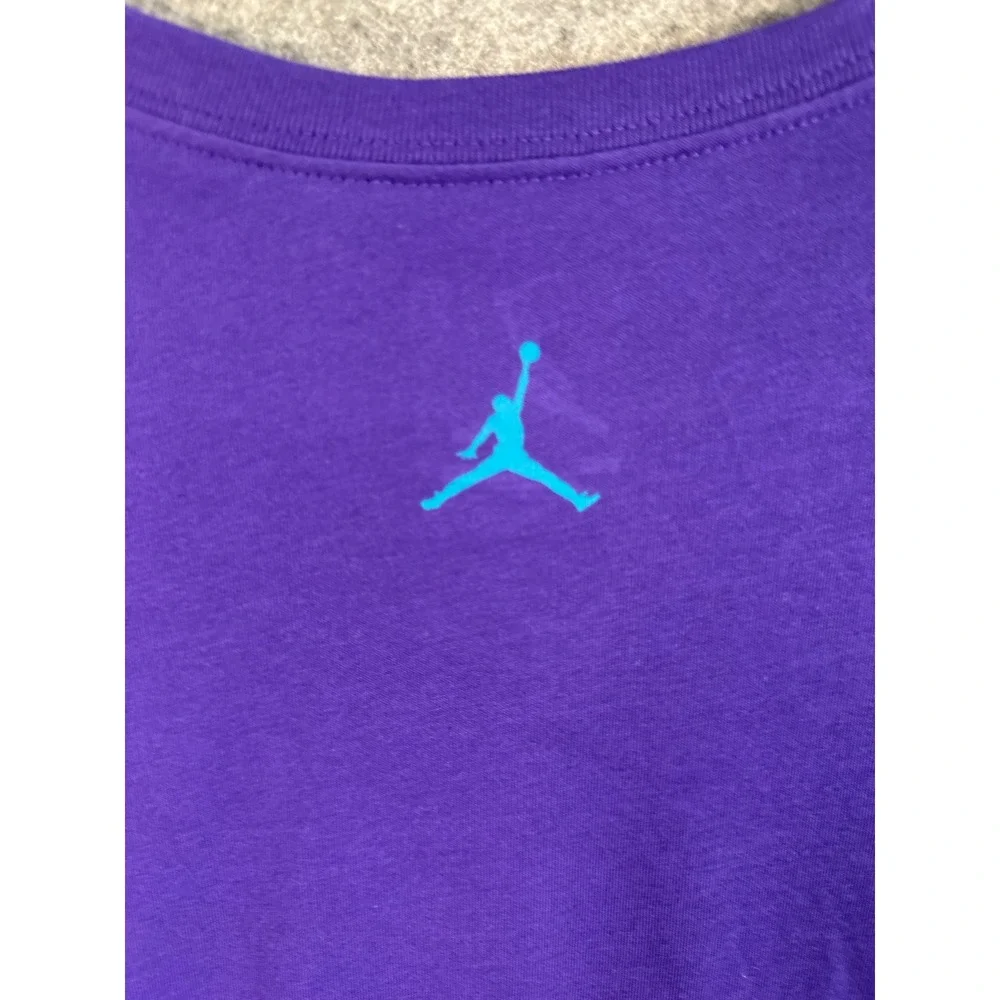 Jordan‎ Charlotte Hornets NBA Purple Graphic T-Shirt Mens XXLT 811409-547 NEW